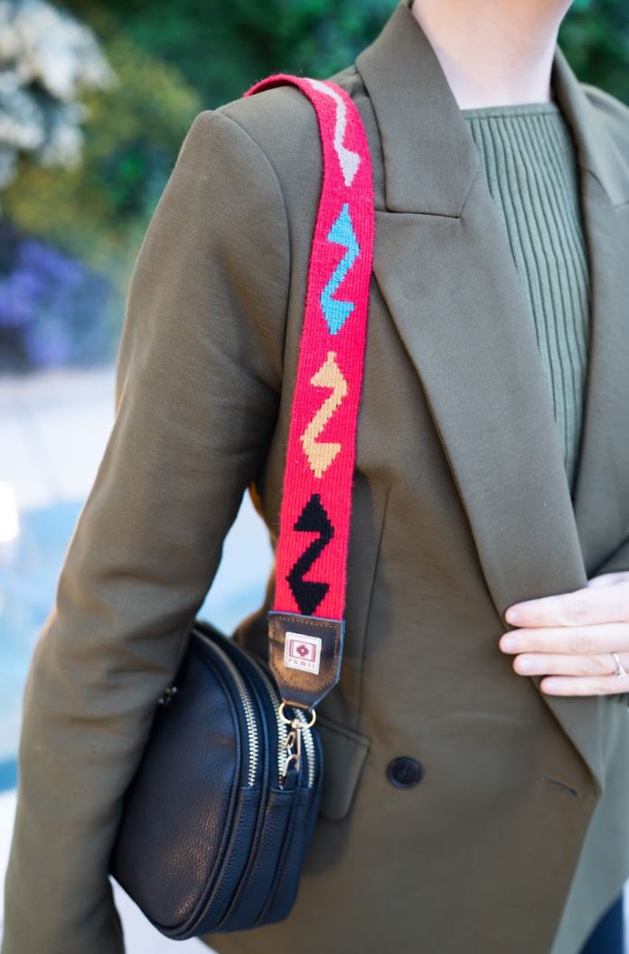 Çengel Motifli El Dokuması Kilim Askı – Nar Çiçeği Zemin