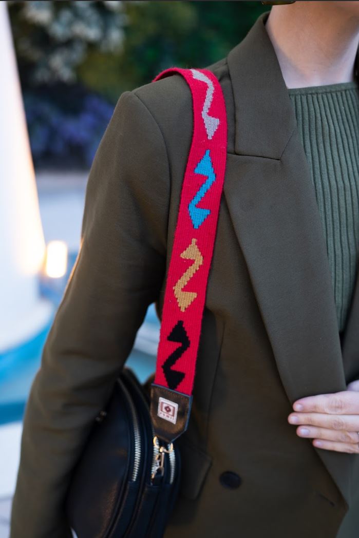 Çengel Motifli El Dokuması Kilim Askı – Nar Çiçeği Zemin